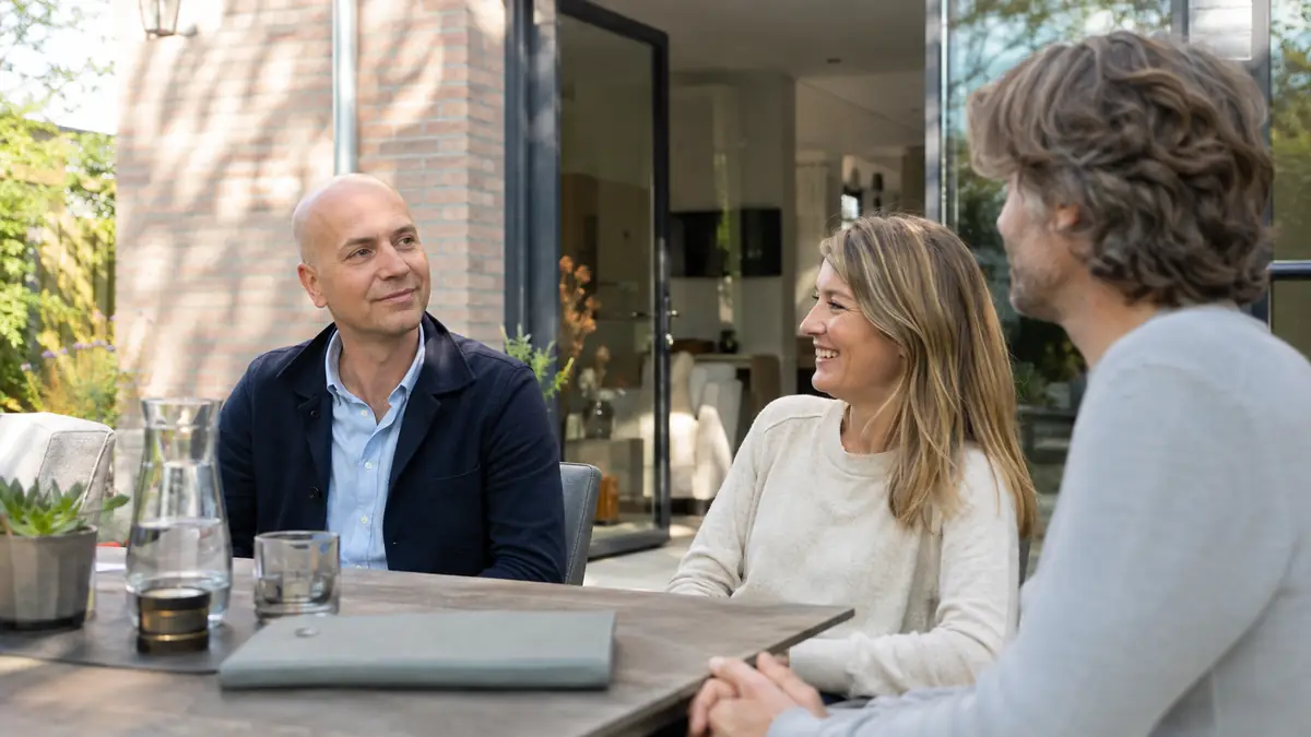 Nagesprek in de tuin na de beoordeling van de woning
