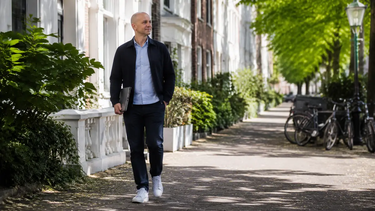 Taxateur verkent de buurt rond een woning
